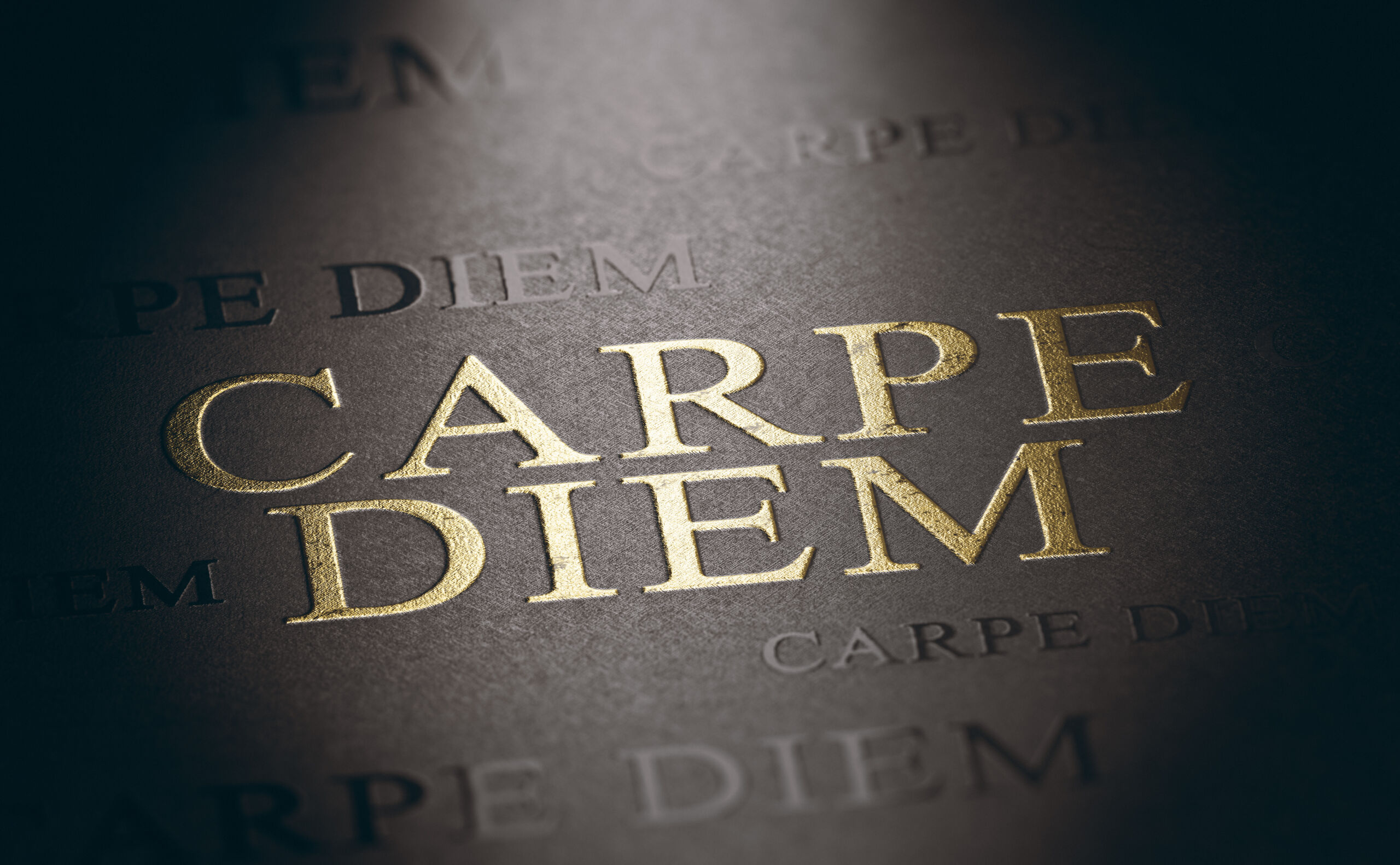 Seize the day. Carpe diem written with golden letters. Living the present moment. Die Kunst der Prägung in der Drucktechnik: Ein Überblick über verschiedene Prägearten